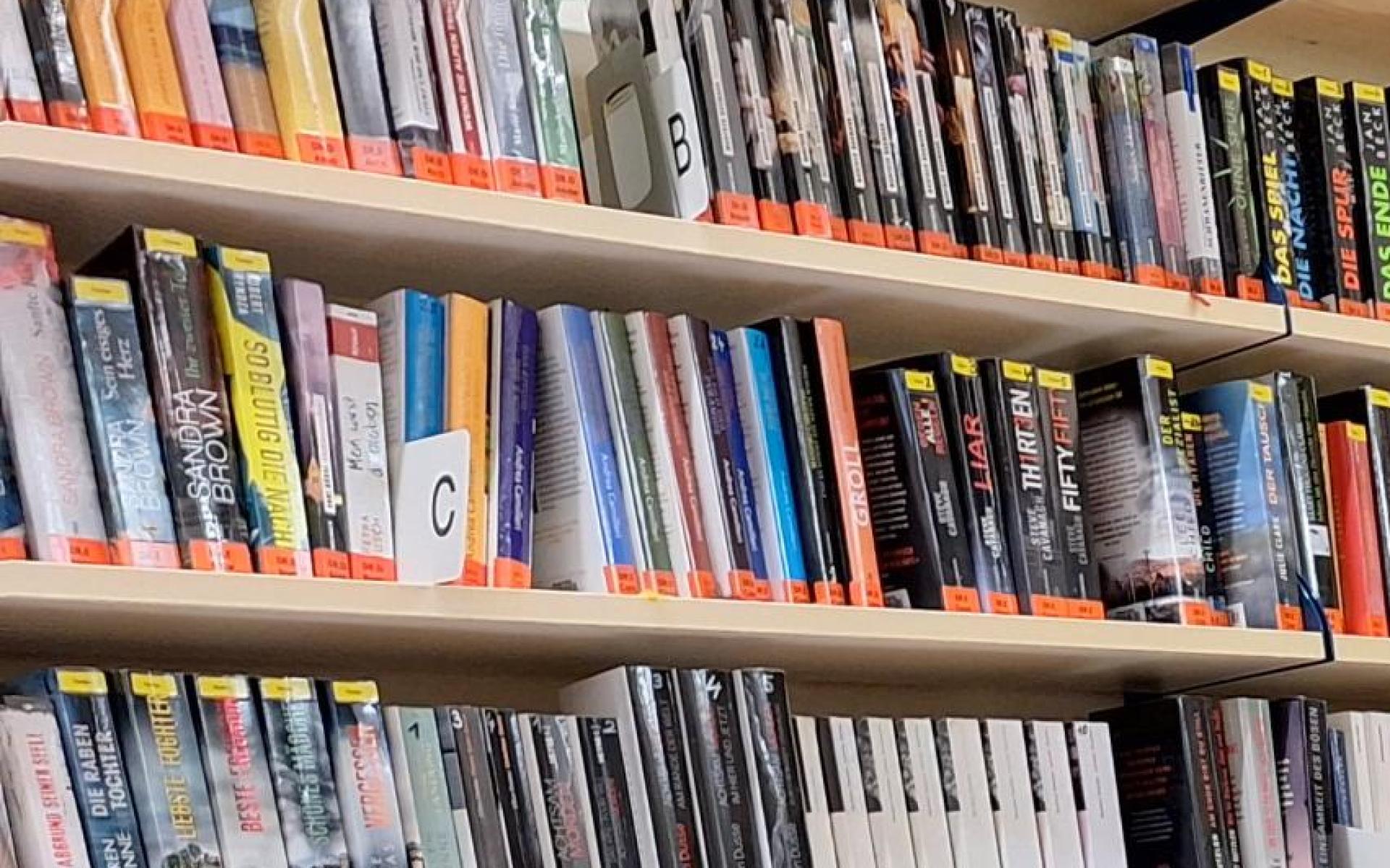 Bücherregal